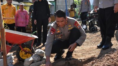 Kapolda Sulteng Melakukan Peletakan Batu Pertama untuk Bedah Rumah Polda Sulteng Peduli