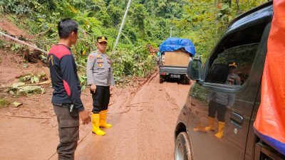 Wakapolres Morowali Utara Pantau Lokasi Longsor di Jalan Trans Sulawesi Desa Kolaka