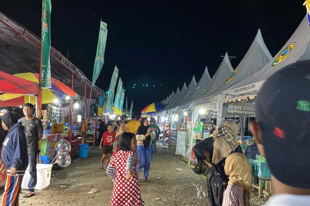 Pengunjung Ramaikan Spot Jajanan di Lokasi Festival Durian