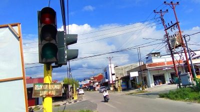 Ramai Dilintasi Warga, ‘Lampu Merah’ Perempatan Pasar Tua Loji Tidak Berfungsi