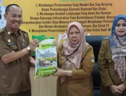 Pemprov Sulteng Serahkan Bantuan Cadangan Pangan ke Pemkot Palu