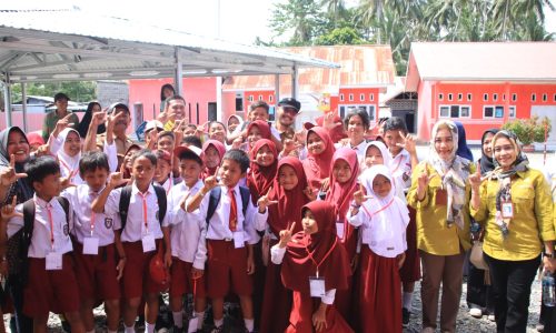 Monev ANBK, Sekda Zulfinasran Beri Semangat Siswa dan Siswi SDN Buranga