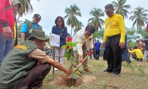 Upaya Mitigasi Perubahan Iklim, KLHK Gelar Penanaman Ratusan Pohon di Parigi Moutong