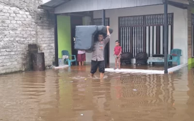 Polres Morowali Utara Bantu Warga Terdampak Banjir