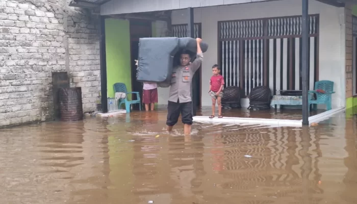 Polres Morowali Utara Bantu Warga Terdampak Banjir