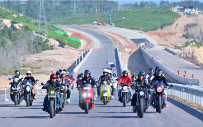 Jokowi Ajak Para Influencers Naik Motor Tinjau Tol IKN