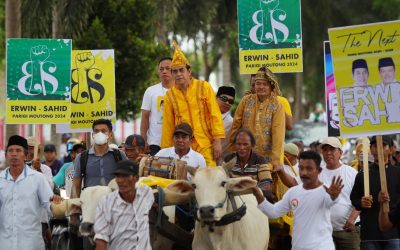 Daftar ke KPU, Paslon Erwin-Sahid Naik Gerobak dan Kenakan Pakaian Adat