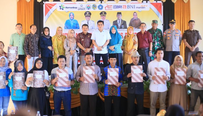 Bawang Goreng Palasa Jadi Fokus Workshop, Bupati Erwin Serahkan Sertifikat Halal untuk UMKM
