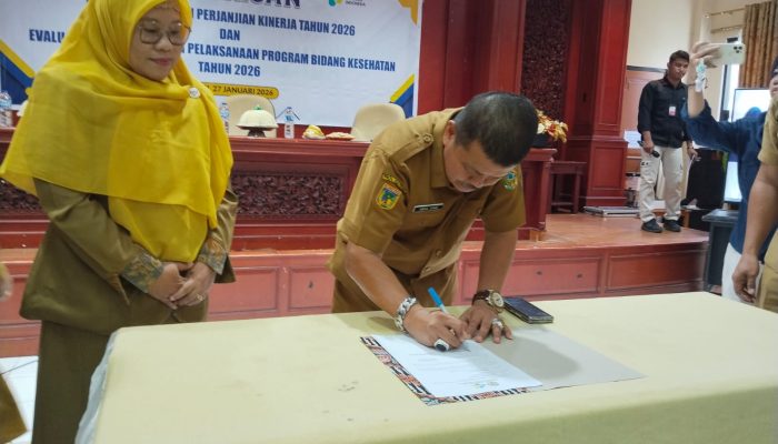 Teken Perjanjian Kinerja, Wabup Parimo Tekankan Pelayanan Kesehatan Berintegritas