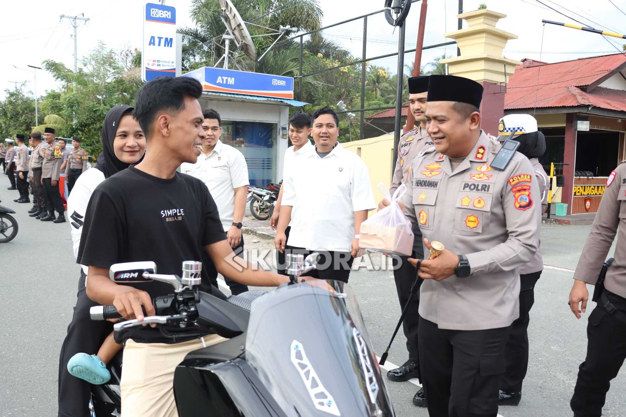 Kekompakan jajaran Polres Parigi Moutong bersama seluruh polsek terlihat nyata dalam aksi berbagi takjil selama Ramadan.
