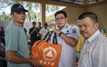 Warga terdampak kebakaran hutan dan lahan (karhutla) di Kecamatan Parigi Utara, Kabupaten Parigi Moutong, menerima bantuan logistik dan peralatan pemadaman dari pemerintah daerah, Rabu (18/2/2026).
