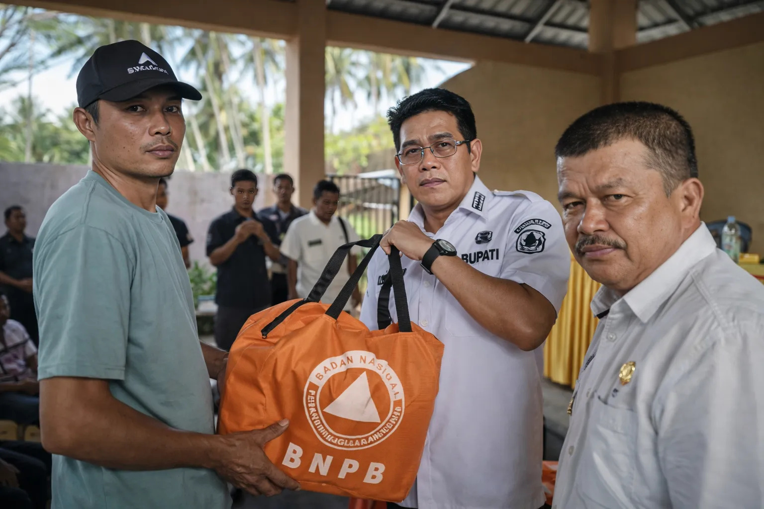 Warga terdampak kebakaran hutan dan lahan (karhutla) di Kecamatan Parigi Utara, Kabupaten Parigi Moutong, menerima bantuan logistik dan peralatan pemadaman dari pemerintah daerah, Rabu (18/2/2026).