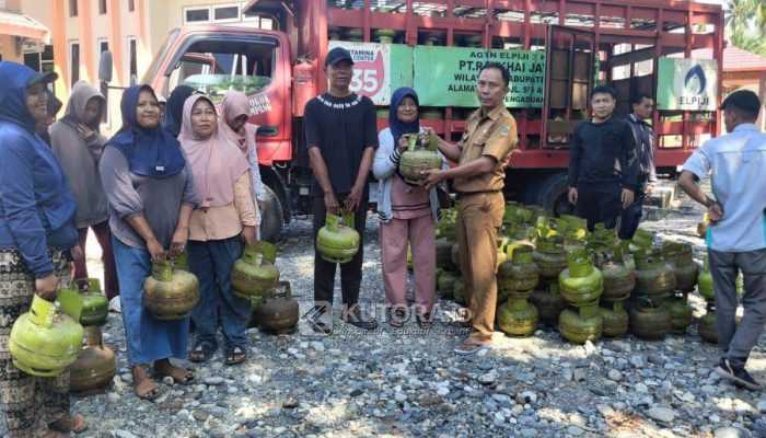 Ringankan Beban Masyarakat, Pemkab Parigi Moutong Bagikan Gas LPG 3 Kg Gratis