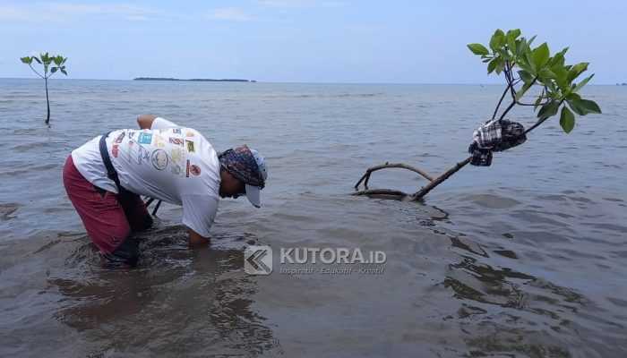 Aksi Tanam Mangrove di Parigi Jadi Peringatan Hari Bumi 2026