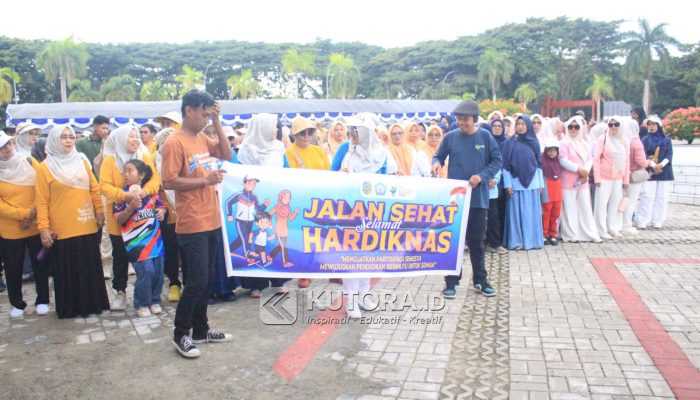 Disdikbud Parimo Gelar Jalan Santai Hardiknas, Dorong Semangat Transformasi Pendidikan
