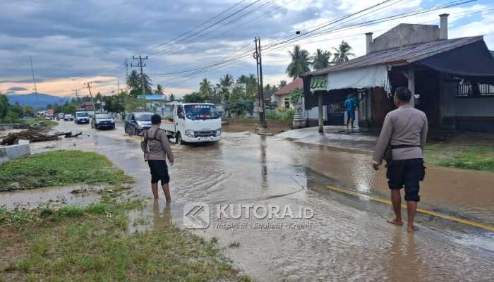 Banjir Genangi Jalan Nasional di Balinggi, Polisi Berlakukan Sistem Buka-Tutup