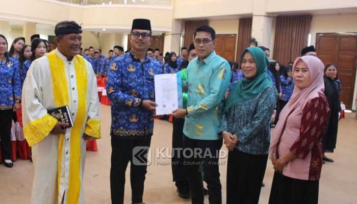 Penyerahan SK PNS 100 Persen, Bupati Erwin Dorong ASN BerAKHLAK dan Berprestasi