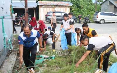 Hari Bhayangkara ke-80, Polres Parigi Moutong Bersihkan Pasar Bersama Warga