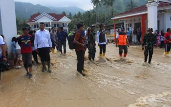 Turun ke Lokasi Banjir Avolua, Erwin Burase Instruksikan Penanganan Terpadu