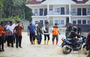 Turun ke Lokasi Banjir Avolua, Erwin Burase Instruksikan Penanganan Terpadu